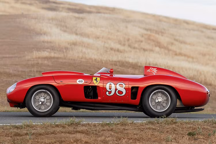 Đúng như giá bán, đây là một chiếc Ferrari 410 Sport Spider cực kỳ đặc biệt. Carroll Shelby đã thắng nhiều cuộc đua trên chiếc xe này hơn bất kỳ chiếc xe nào khác trong sự nghiệp của ông.