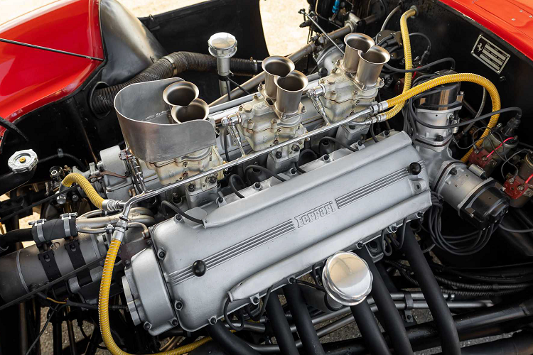 Thêm vào đó xe còn có ba bộ chế hòa khí Weber 46 DCF, từ đây đem tới tổng công suất ở mức khoảng 400 mã lực. Các nhà tổ chức đã hủy bỏ Carrera Panamericana vào năm 1955 vì vụ tai nạn chết người khiến 83 khán giả thiệt mạng tại 24 Hours of Le Mans năm đó.