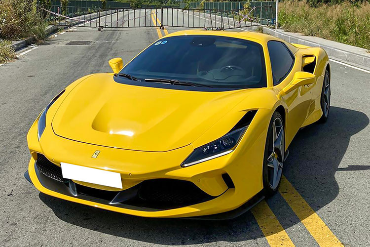 Thông tin từ người nhập khẩu chia sẻ cho biết, chiếc siêu xe mui trần Ferrari F8 Spider đã hoàn thành xong các thủ tục thông quan và chỉ cần người nào có hứng thú chốt giao dịch, chiếc xe này sẽ ngay lập tức được bàn giao đến tận nhà cho chủ nhân. Giá xe Ferrari F8 Spider mới về nước không được tiết lộ, nhưng nếu chọn ra biển trắng, chiếc siêu xe mui trần Ferrari F8 Spider này có giá lăn bánh không dưới 25 tỷ đồng.