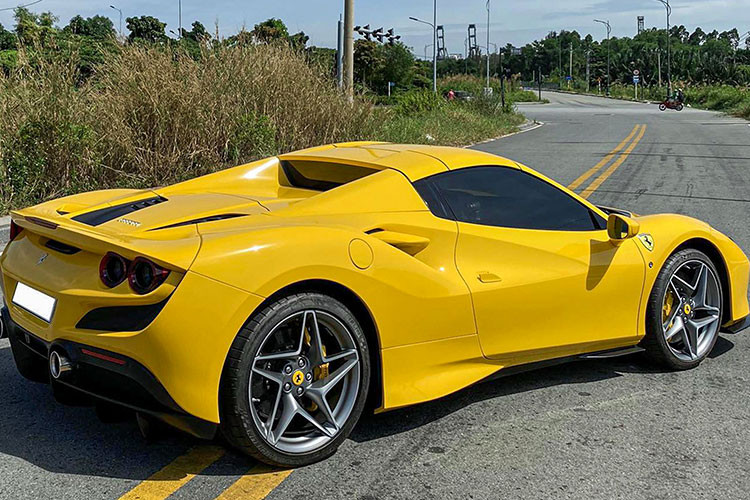 Ferrari F8 Spider cũng đang là 1 trong những chiếc siêu xe được đại lý Ferrari Việt Nam lên danh sách mang về nước bàn giao cho chủ xe cũng như là tìm kiếm khách hàng mới. Đây đã là chiếc siêu xe mui trần Ferrari F8 Spider thứ 4 được mang về dải đất hình chữ S cũng là xe thứ 2 mang màu vàng. Chiếc Ferrari F8 Spider đầu tiên hiện giờ đã được lột xác qua bản độ Novitec rất đình đám và hiếu chiến.