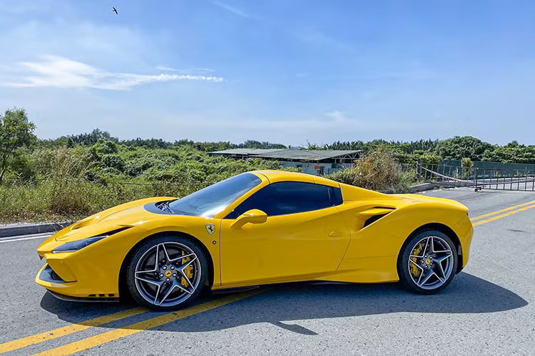 Dòng siêu xe mui trần Ferrari F8 Spider có phần mui xe dễ dàng đóng hoặc mở chỉ thông qua nút bấm trong khoang lái, thời gian mở mui khoảng 14 giây. Bên cạnh đó, xe Ferrari F8 Spider còn có vách ngăn nhỏ bằng kính nằm ngay giữa hai ghế ngồi và cũng được điều chỉnh bằng nút bấm trong khoang lái.