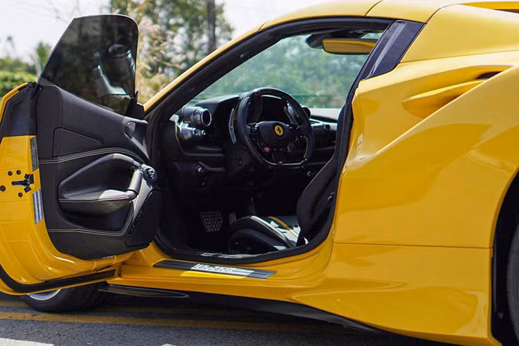 Việc thêm phần mui xếp cứng khiến Ferrari F8 Spider nặng hơn khoảng 70 kg so với F8 Tributo. Tuy nhiên, F8 Spider vẫn nhẹ hơn 20 kg so với người tiền nhiệm là Ferrari 488 Spider.