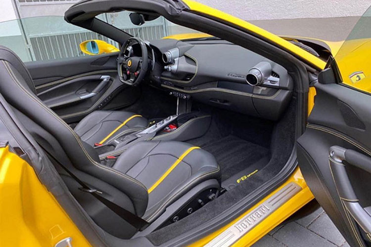 Không chỉ nhẹ hơn, F8 Spider còn sở hữu thiết kế khí động học tốt và hiệu quả hơn 10% so với đàn anh 488 Spider. Có được điều đó là nhờ hốc gió S-Duct lấy cảm hứng từ xe Công thức 1 giống như Ferrari 488 Pista của F8 Spider.