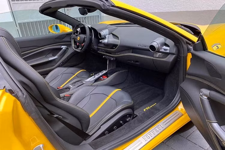 Không chỉ nhẹ hơn, F8 Spider còn sở hữu thiết kế khí động học tốt và hiệu quả hơn 10% so với đàn anh 488 Spider. Có được điều đó là nhờ hốc gió S-Duct lấy cảm hứng từ xe Công thức 1 giống như Ferrari 488 Pista của F8 Spider.