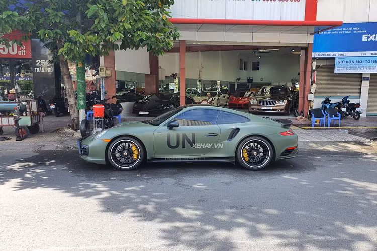 Về mặt trang bị, Porsche 911 Turbo S có thêm 2 dải đèn LED sương mù, hệ thống đèn pha full LED. Ngoài ra, chiếc Porsche 911 Turbo S của ông Đặng Lê Nguyên Vũ còn được độ thêm phần gia cố ở cản trước, mang đến cái nhìn mạnh mẽ và hầm hố hơn. Xe sở hữu bộ mâm đa chấu kích thước 20 inch sơn đen với phần viền màu trắng, bên trong là hệ thống phanh gốm hiệu suất cao của Porsche màu vàng nổi bật.