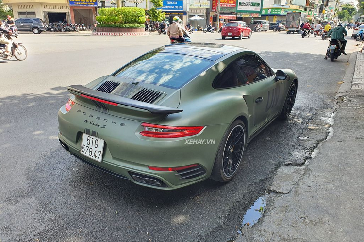 Đáng chú ý, Porsche 911 Turbo S có cánh lướt gió phía trước/sau có thể tự điều chỉnh khi xe đạt các tốc độ khác nhau như 80 km/h, 120 km/h và trên 200 km/h. Khi đó, cánh lướt gió phía sau sẽ được nâng lên hết cỡ, trong khi cánh lướt gió trước sẽ được mở rộng ra.