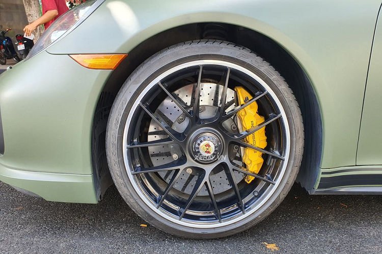 Porsche 911 Turbo S sử dụng động cơ Boxer 6 xy-lanh, tăng áp kép, dung tích 3,8 lít, sản sinh công suất tối đa 580 mã lực và mô-men xoắn cực đại 749 Nm. Sức mạnh này được truyền đến cả bốn bánh xe thông qua hộp số PDK 7 cấp, nhờ đó xe có thể tăng tốc 0-100 km/h trong 2,9 giây và đạt vận tốc tối đa 330 km/h. 
