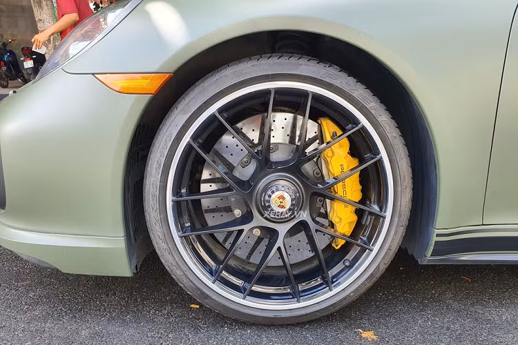 Porsche 911 Turbo S sử dụng động cơ Boxer 6 xy-lanh, tăng áp kép, dung tích 3,8 lít, sản sinh công suất tối đa 580 mã lực và mô-men xoắn cực đại 749 Nm. Sức mạnh này được truyền đến cả bốn bánh xe thông qua hộp số PDK 7 cấp, nhờ đó xe có thể tăng tốc 0-100 km/h trong 2,9 giây và đạt vận tốc tối đa 330 km/h. 