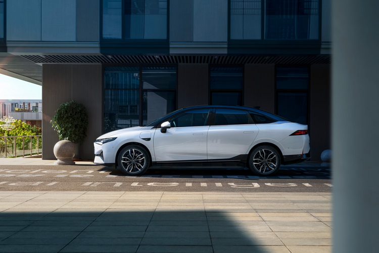 Về giá xe Xpeng P5 tại Đan Mạch là 56.823 USD, ở Hà Lan xe có giá 52.033 USD, ở Na Uy xe có giá 42.717 USD và ở Thuỵ Điển, xe có giá khởi điểm từ 57.825 USD. Thời điểm giao xe chưa được xác nhận.