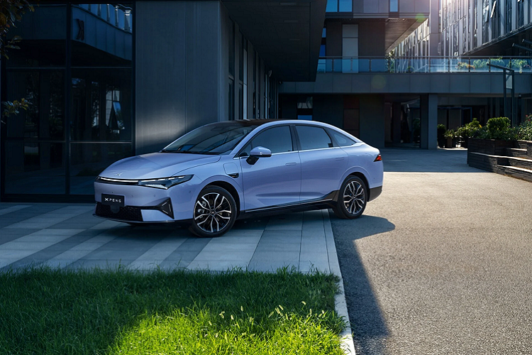 Nổi bật là màn hình giải trí kích thước 15.6 inch đặt dọc, màn hình kĩ thuật số 12.3 inch.