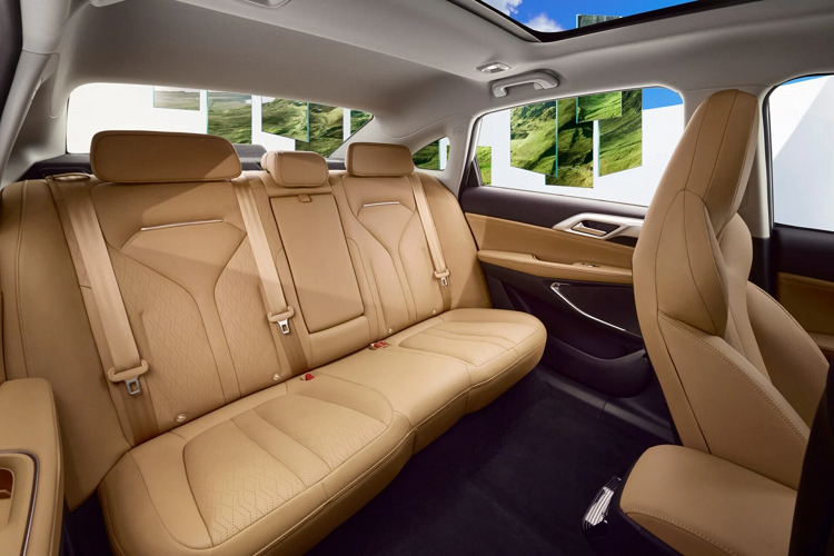 Khoang lái Xpeng P5 rất tinh gọn và đậm chất công nghệ.