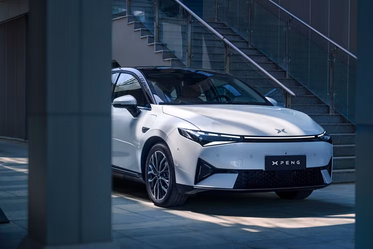 Đáng chú ý, xe có phạm vi di chuyển là 465 km, khá cao. Mẫu xe có bộ sạc điện 11 kW và cổng sạc CCS2, hỗ trợ sạc nhanh lên đến 70 kW, cho phép sạc pin từ 30-80% trong 36 phút. Mẫu xe có tính năng ghép xe vào điểm đỗ như Hyundai Ioniq 5 và Kia EV6.