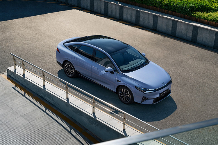 Xpeng P5 chạy điện đã được bán ra ở Trung Quốc. Xe có gói pin 66 kWh và một mô-tơ điện duy nhất cho công suất 211 mã lực và mô-men xoắn 310 Nm. Mẫu Xpeng P5 mất 7,5 giây khi tăng tốc từ 0 lên 100 km/h.