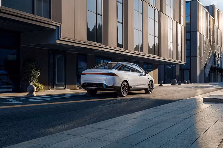 Cửa sổ trời toàn cảnh với tấm che nắng chỉnh điện, ghế trước và sau đều có tính năng sưởi, điều hoà hai vùng, cảm biến áp suất lốp và kiểm soát đổ đèo.