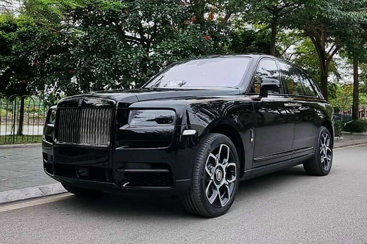 "Trái tim" của SUV siêu sang Rolls-Royce Cullinan là khối động cơ V12, tăng áp kép, dung tích 6.75 lít, sản sinh công suất tối đa 563 mã lực và mô-men xoắn cực đại 850 Nm tại vòng tua máy 1.600 vòng/phút. Đi kèm với động cơ là hộp số tự động ZF 8 cấp, hệ dẫn động 4 bánh toàn thời gian và đánh lái 4 bánh hoàn toàn mới, xe Rolls-Royce Cullinan có tốc độ tối đa được giới hạn 250 km/h.