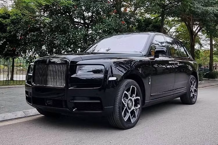 "Trái tim" của SUV siêu sang Rolls-Royce Cullinan là khối động cơ V12, tăng áp kép, dung tích 6.75 lít, sản sinh công suất tối đa 563 mã lực và mô-men xoắn cực đại 850 Nm tại vòng tua máy 1.600 vòng/phút. Đi kèm với động cơ là hộp số tự động ZF 8 cấp, hệ dẫn động 4 bánh toàn thời gian và đánh lái 4 bánh hoàn toàn mới, xe Rolls-Royce Cullinan có tốc độ tối đa được giới hạn 250 km/h.