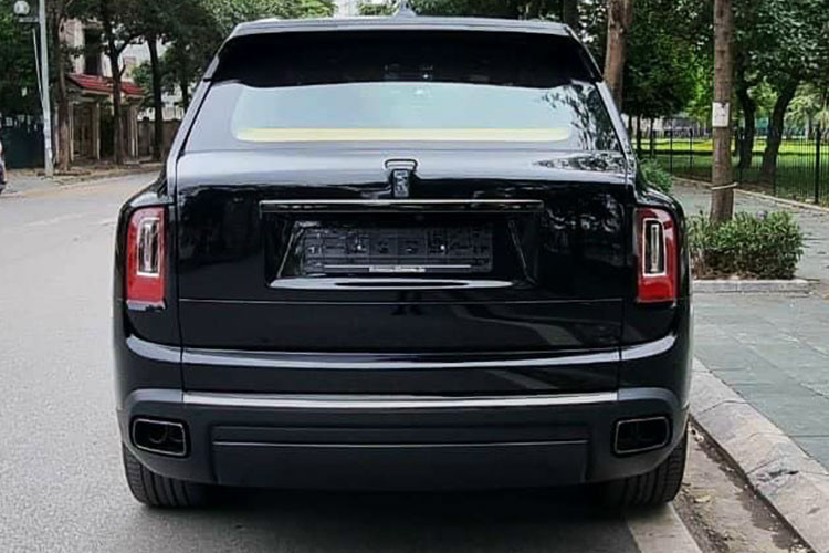 Đây là chiếc SUV siêu sang Rolls-Royce Cullinan đầu tiên lộ ảnh trên mạng xã hội mang biển số tứ quý 3 rất đẹp mắt, đẳng cấp và hoàn toàn xứng đáng với sự đắt đỏ, quyền lực của xe Rolls-Royce Cullinan.