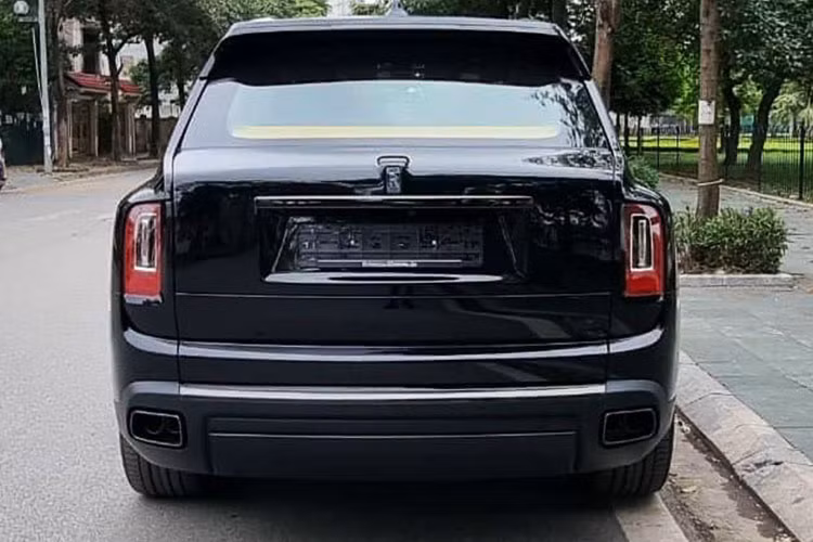 Đây là chiếc SUV siêu sang Rolls-Royce Cullinan đầu tiên lộ ảnh trên mạng xã hội mang biển số tứ quý 3 rất đẹp mắt, đẳng cấp và hoàn toàn xứng đáng với sự đắt đỏ, quyền lực của xe Rolls-Royce Cullinan.