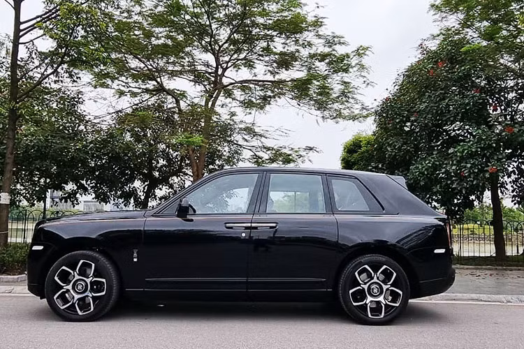 Để phục vụ các khách hàng thích hóng gió hay tài xế có chỗ ngồi ăn trưa và tối trong lúc chờ chủ nhân tiếp khách nhưng không muốn mùi thức ăn lan tỏa trong khoang lái, hãng còn đưa ra tùy chọn View Suite với bộ ghế ngồi phía sau khoang hành lý rất tiện lợi. Xe còn có hệ thống âm thanh cao cấp 18 loa Bespork với âm ly 18 kênh, công suất 1.300W.