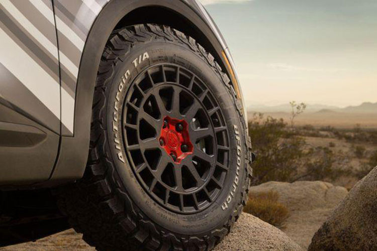 Hơn nữa, mẫu xe đã nhận được một số nâng cấp tập trung vào Off-road, giúp mẫu xe trở nên phù hợp hơn với những địa hình khó khăn. Bộ mâm độ có kích thước 17 inch của Rhino được trang bị bộ lốp BFGoodrich All-Terrain T/A K02.