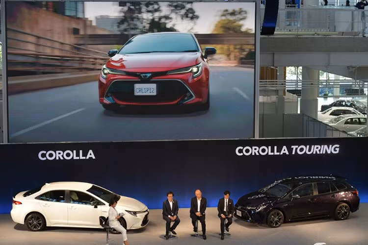 Giá xe Toyota Corolla 2023 tại Nhật Bản từ 1,99 đến 2,998 triệu Yên (khoảng 315 - 476 triệu đồng) cho phiên bản sedan, trong khi bản wagon có giá 2,07 đến 3,048 triệu Yên (khoảng 326 – 483 triệu đồng) và bản hatchback có giá từ 2,2 và 2,89 triệu Yên (khoảng 347 – 460 triệu đồng).