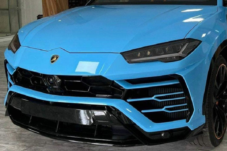Điểm ấn tượng tiếp theo của chiếc siêu SUV Lamborghini Urus màu độc mới tìm thấy người mua là vị khách hàng 60 tuổi còn có nội thất bọc da 2 màu là cam Hermes và đen rất ấn tượng.