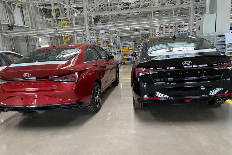 Kích thước tổng thể Dài x Rộng x Cao của Hyundai Elantra 2023 tại Việt Nam lần lượt là 4.675 x 1.825 x 1.440 (mm). So với phiên bản facelift ra mắt vào năm 2019, Elantra thế hệ mới dài hơn 55 mm, rộng hơn 25 mm nhưng thấp hơn 10 mm.