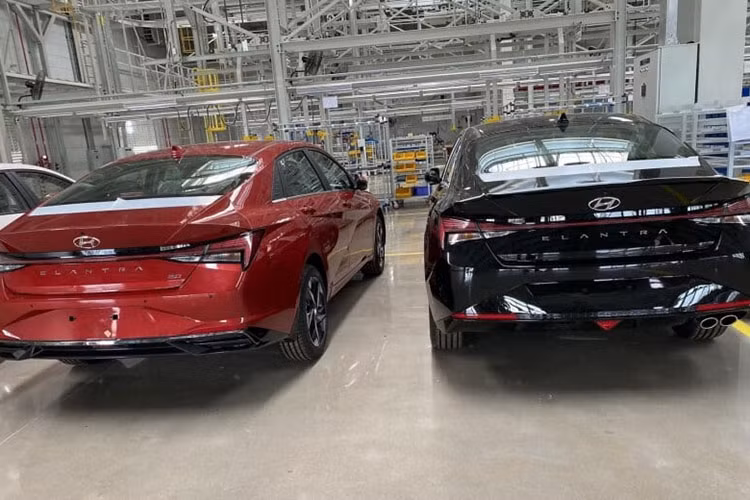 Kích thước tổng thể Dài x Rộng x Cao của Hyundai Elantra 2023 tại Việt Nam lần lượt là 4.675 x 1.825 x 1.440 (mm). So với phiên bản facelift ra mắt vào năm 2019, Elantra thế hệ mới dài hơn 55 mm, rộng hơn 25 mm nhưng thấp hơn 10 mm.