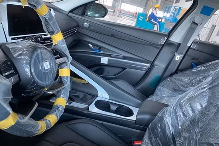 Một số tính năng an toàn khác như; Hỗ trợ phòng tránh va chạm điểm mù BCA, Cảnh báo và phòng tránh va chạm cắt ngang phía đuôi xe RCCA, Hỗ trợ giữ làn đường LFA, Cảnh báo chệch làn đường LKA , Kiểm soát hành trình với chức năng Stop &amp; Go SCC.