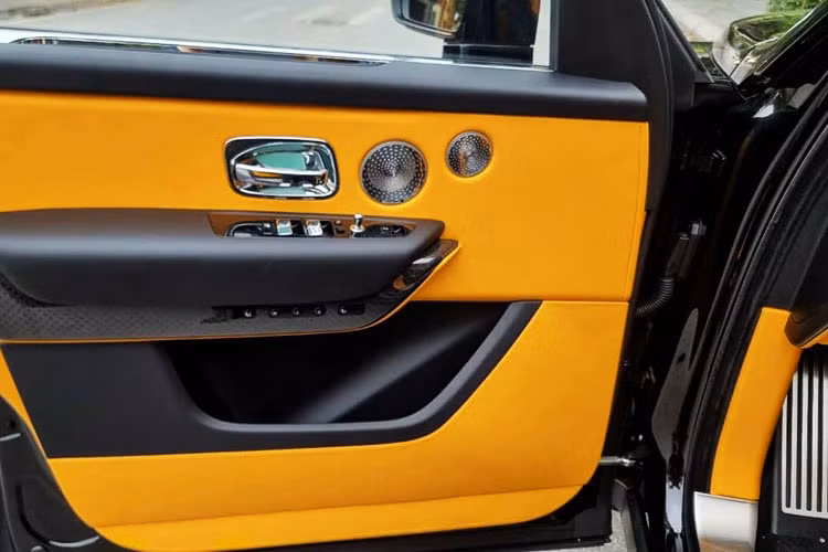 Hiện chưa rõ chiếc xe Rolls-Royce Cullinan biển khủng này được mua chính hãng hay tư nhân, nó quyết định rất nhiều về giá bán. Ở các công ty nhập khẩu tư nhân, giá xe Rolls-Royce Cullinan phụ thuộc vào yếu tố biển số, nếu ra các loại biển như CV, NG... giá bán chỉ trên 19 tỷ đồng, còn nếu ra biển trắng giá bán xe không dưới 35 tỷ đồng.