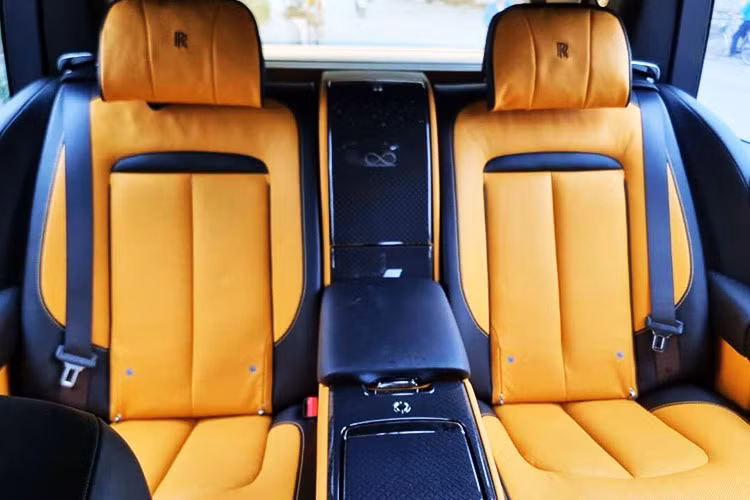 Chiếc SUV siêu sang Rolls-Royce Cullinan có chiều dài 5.341, mm, rộng 2.000 mm và cao 1.835 mm, chiều dài cơ sở đạt 3.295 mm, trọng lượng lên đến 2,66 tấn. So với Bentley Bentayga, Rolls-Royce Cullinan dài hơn 200 mm và hẹp hơn 166 mm. Riêng chiều dài cơ sở của thành viên mới nhà Rolls-Royce dài hơn đối thủ "đồng hương" 303 mm. Ngoại hình xe rất Rolls-Royce với lưới tản nhiệt, logo quen thuộc.