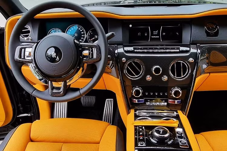 Nội thất của Rolls-Royce Cullinan có thể gọi là "khách sạn 5 sao thu nhỏ", ghế ngồi hàng ghế sau êm ái như nệm đắt đỏ nhất, khách muốn giải trí có ngay màn hình lớn gắn sau tựa đầu ghế trước, không thích thì làm tý sâm panh được cất trong tủ lạnh giữa 2 hàng ghế, còn quá chán thì bấm nút, ghế biến thành giường có chức năng massage.