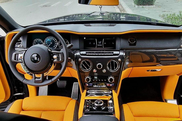 Như vậy, nhiều khả năng giá xe Rolls-Royce Cullinan biển tứ quý 3 này sẽ không thể dưới 42 tỷ đồng, tất nhiên, đã là chủ nhân của xe Cullinan thì không thiếu tiền để bán xe đi chỉ vì mình may mắn bấm được biển khủng như một số chủ ôtô khác.