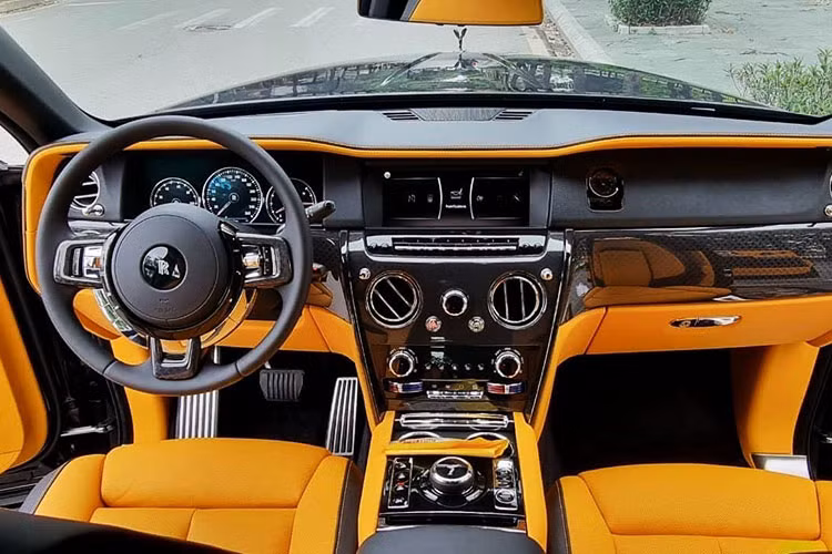 Như vậy, nhiều khả năng giá xe Rolls-Royce Cullinan biển tứ quý 3 này sẽ không thể dưới 42 tỷ đồng, tất nhiên, đã là chủ nhân của xe Cullinan thì không thiếu tiền để bán xe đi chỉ vì mình may mắn bấm được biển khủng như một số chủ ôtô khác.