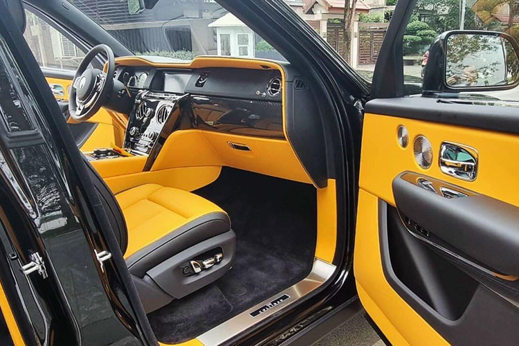 Như vậy, 1 trong 9 biển số tứ quý 3 của đầu số 51K tại TP HCM đã thuộc về một chiếc SUV siêu sang Rolls-Royce Cullinan mang màu đen. Chủ nhân của xe sau khi may mắn bấm được biển này chẳng khác gì "hổ mọc thêm cánh". Còn cư dân mạng lại rất tò mò về giá trị của xe sau khi đeo biển tứ quý 3.