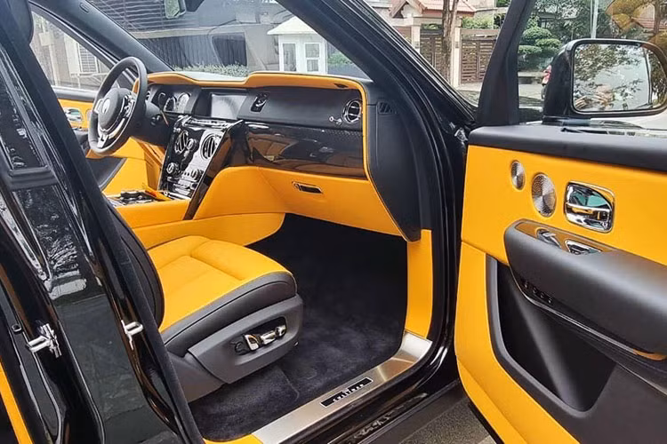 Như vậy, 1 trong 9 biển số tứ quý 3 của đầu số 51K tại TP HCM đã thuộc về một chiếc SUV siêu sang Rolls-Royce Cullinan mang màu đen. Chủ nhân của xe sau khi may mắn bấm được biển này chẳng khác gì "hổ mọc thêm cánh". Còn cư dân mạng lại rất tò mò về giá trị của xe sau khi đeo biển tứ quý 3.