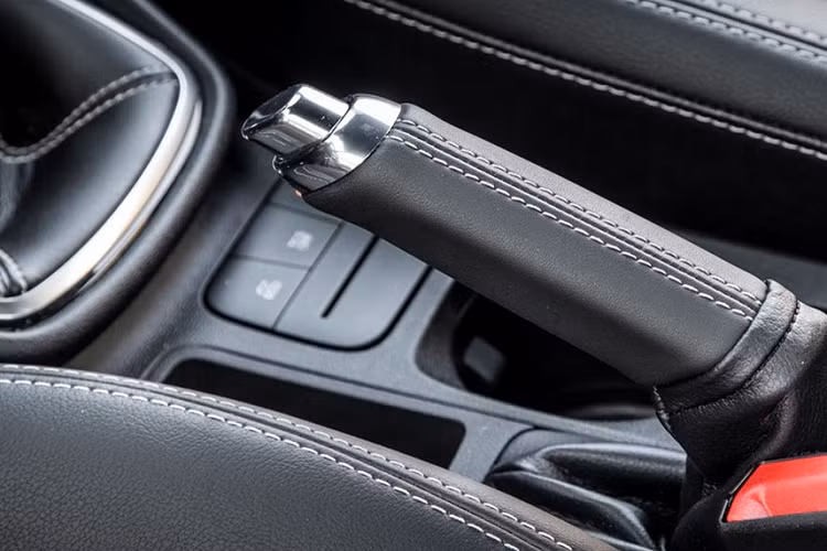 Hang loat nhung trang bi quen thuoc tren xe oto sap bi “khai tu”?-Hinh-2