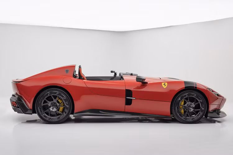 Ốp hông tiêu chuẩn bằng sợi carbon màu đen mang đến hiệu ứng thị giác trọng tâm được hạ thấp. Hệ thống treo mới làm giảm khoảng sáng gầm và tăng độ bám đường.