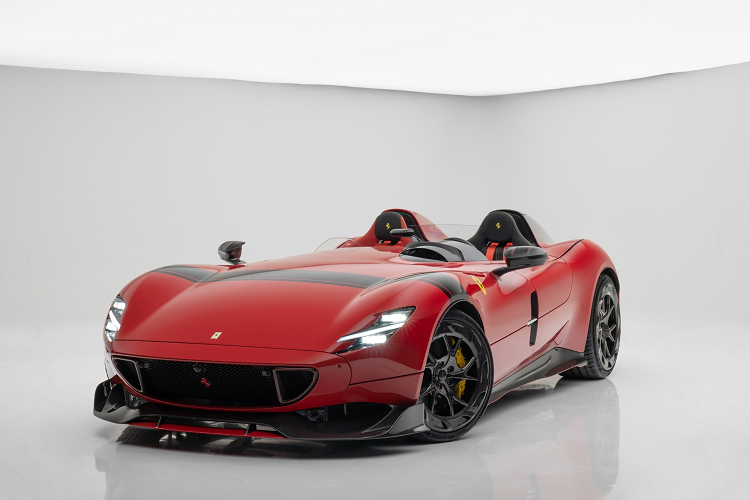Ferrari Monza SP2 được trang bị tiêu chuẩn động cơ V12 hút khí tự nhiên dung tích 6.5L, công suất 810 mã lực, tăng thêm 10 mã lực so với 812 Superfast.