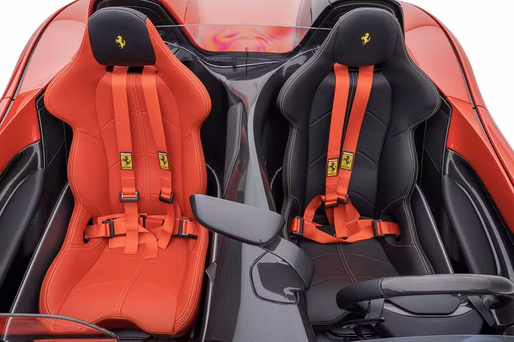 Thiết kế bất đối xứng được áp dụng tại khoang lái, với ghế tài xế được bọc da màu đen và ghế phụ được bọc da màu đỏ. Đi kèm là những đường chỉ tương phản màu vàng.