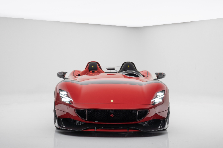 Cản trước và sau của mẫu siêu xe speedster Ferrari Monza SP2 được thiết kế lại hầm hố hơn, nhằm phục vụ mục đích khí động học. Những chi tiết như ốp cản trước, tai gương ngoại thất... được làm từ sợi carbon, cùng những họa tiết trang trí màu đỏ Rosso Corsa.