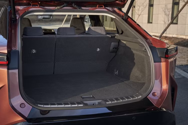 Điểm khác biệt lớn nhất ở ngoại thất của Lexus RZ 450e 2023 so với hai “người anh em” nằm ở khu vực đuôi xe. Điển hình là hệ thống đèn hậu full LED đặt cao thiết kế kéo dài hết chiều rộng đuôi xe, cửa sổ sau góc nghiêng lớn, hai cánh lướt gió nhỏ đặt đối xứng ở mái xe và một cánh gió lớn ở chính giữa trung tâm. Tiếp đến là cản va sau sơn đen và khe hút gió có tạo hình tương tự như phần đầu xe.