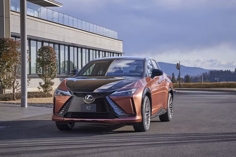 Thiết kế của Lexus RZ 450e 2023 mới được tiết lộ vào tháng 12 năm ngoái với một diện mạo hiện đại và cá tính, đồng thời vẫn duy trì các chi tiết mang tính đặc trưng thương hiệu. Ở phần đầu xe, Lexus RZ 450e 2023 vẫn có tạo hình mặt ca-lăng với bộ lưới tản nhiệt giả hình con suốt quen thuộc.