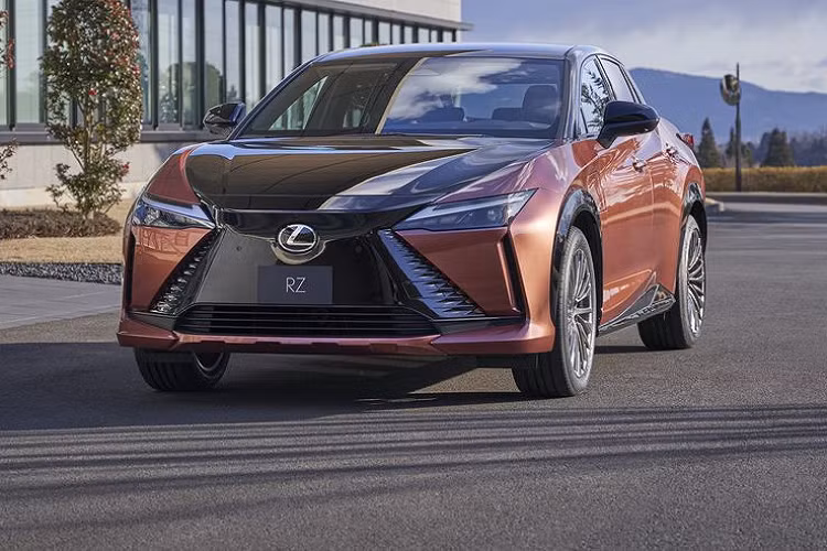 Khi được trang bị màn hình lái xe tùy chọn, Lexus RZ 450e 2023 có thêm Hệ thống va chạm trước, giúp theo dõi nhận thức của người lái xe và cung cấp các cảnh báo để giúp họ tập trung vào việc lái xe. Nếu phát hiện thấy người lái xe không phản ứng với các cảnh báo và không thể tiếp tục lái xe, xe có thể tự động dừng lại trên làn đường của mình. Giá xe Lexus RZ 450e 2023 mới vẫn chưa được hãng công bố.