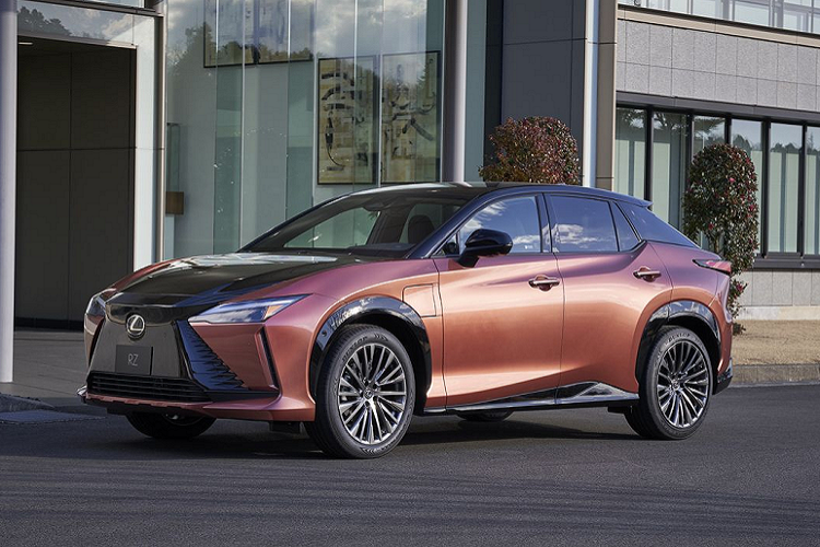 Mặc dù có kích thước và các đường nét có thể giống Toyota bZ4X và Subaru Solterra, nhưng Lexus RZ 450e có khung thân được tối ưu khí động học nhiều hơn đồng thời cũng mang lại cảm giác hiện đại, mượt mà vượt trội.