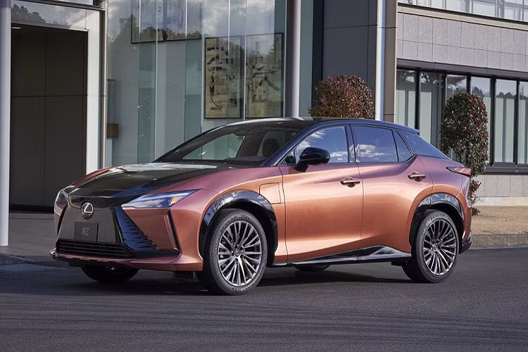 Mặc dù có kích thước và các đường nét có thể giống Toyota bZ4X và Subaru Solterra, nhưng Lexus RZ 450e có khung thân được tối ưu khí động học nhiều hơn đồng thời cũng mang lại cảm giác hiện đại, mượt mà vượt trội.