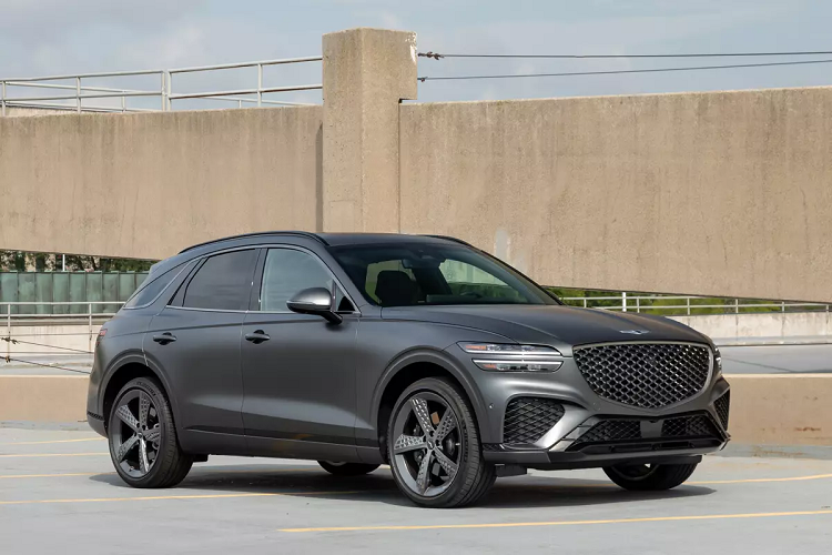 Không những vậy, GV70 còn được đánh giá cao bởi khoang nội thất thiết kế sang trọng, với điểm nhấn là màn hình giải trí trung tâm kích thước lên tới 14.5 inch.