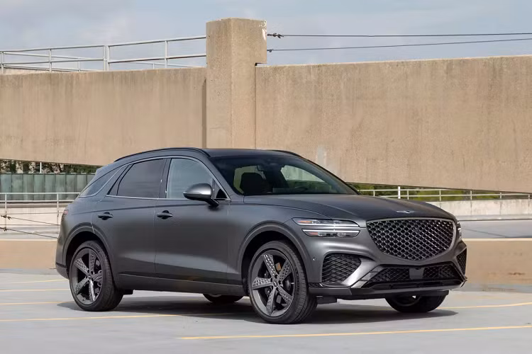 Không những vậy, GV70 còn được đánh giá cao bởi khoang nội thất thiết kế sang trọng, với điểm nhấn là màn hình giải trí trung tâm kích thước lên tới 14.5 inch.