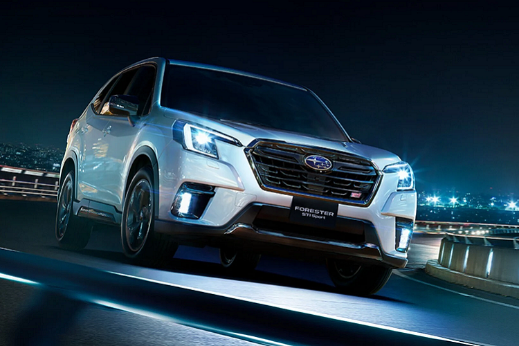 Subaru tuyên bố Subaru Forester STI Sport có mức độ vận hành linh hoạt tương đương với một chiếc sedan thể thao, mặc dù là một chiếc SUV có trọng tâm cao. Về ngoại hình, phần đầu của xe có thêm biểu tượng STI ở lưới tản nhiệt nhằm phân biệt với bản thường.