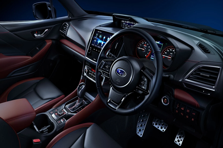 Bên trong, Forester STI Sport được bọc da Bordeaux và da Nappa trên ghế với điểm nhấn là các sợi chỉ đỏ và các chi tiết màu đen piano.